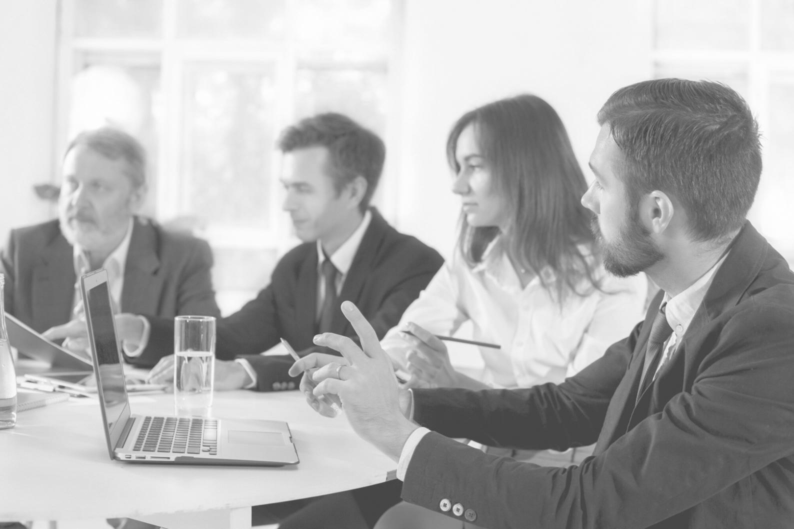 Professionnels de la finance collaborant sur des solutions budgétaires