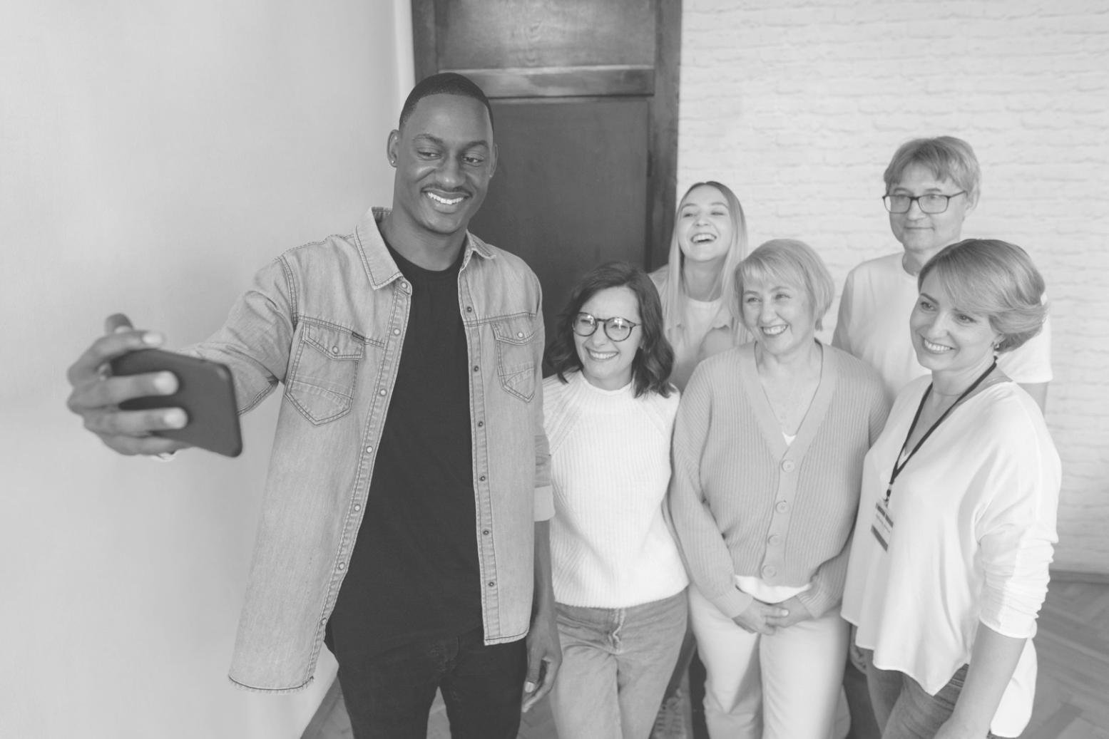 Échange autour de documents financiers dans un cadre professionnel